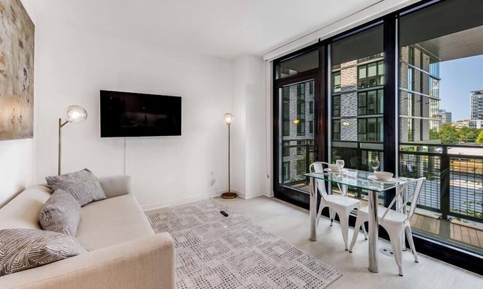 NoMa Hotel | Steps from Resturants | Gym | Close to Metro & Union Market