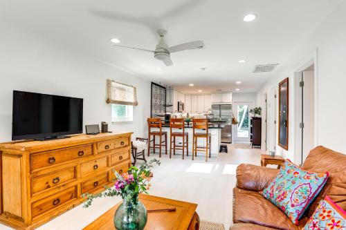 Juno Beach Casa | Vibrant North Palm Beach Home about 2 Mi to Beach!