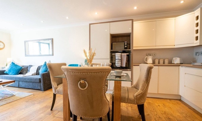 Redcliffe Apartamento | Vibrant Old City 2BR Apartment - Full Kitchen WiFi