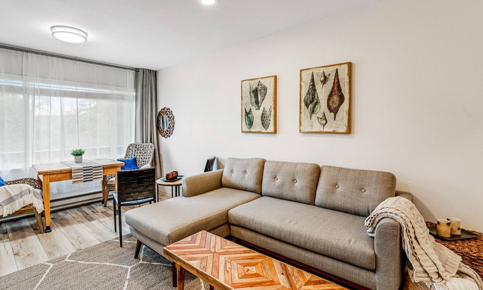 Neskowin Condominio | Vibrant, polished condo with oceanfront views, patio & W/D access