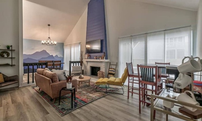 Lenexa Casa | Vibrant remodeled 3 bedroom townhome