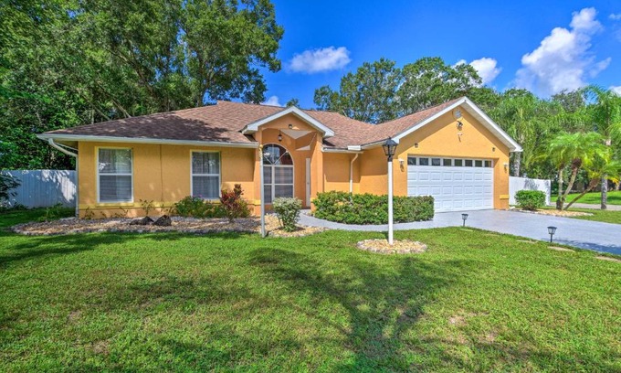 Fruitville Casa | Vibrant Sarasota Home Yard and Furnished Deck!