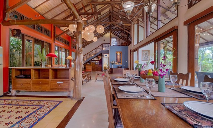 Denpasar Timur Villa | Increíblemente colorida y artística casa de Bali para alquileres a corto plazo