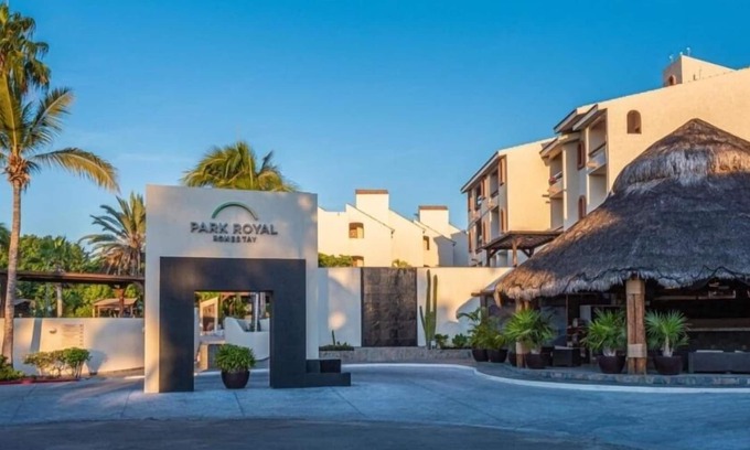 Campo de Golf Fonatur Hotel | Vibrant Studio Steps to Punta Sur Golf Course
