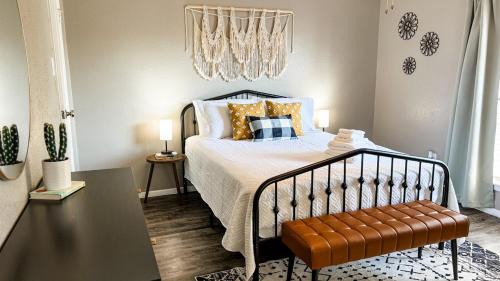 Barker Apartamento | Vibrant Texan Escape with Patio & Gated Community