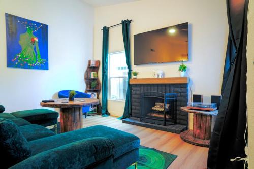 Las Vegas Casa | Vibrant Vegas Retreat, Quiet, Cozy, 18 min to Strip
