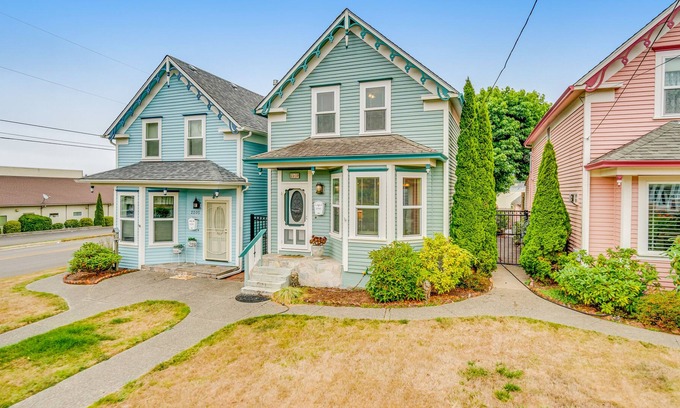 North Bend Casa | Vibrant Victorian with deck, fireplace, & washer/dryer - near shops/dining/water