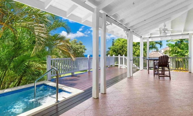 Vuemont Casa | Vibrant villa with sea view