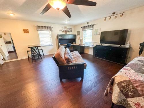 Keller Casa | Vibrant Work Stay Studio Cowboy Pool, Pet ok near Tx Motor Speedway by Vacation Your Way