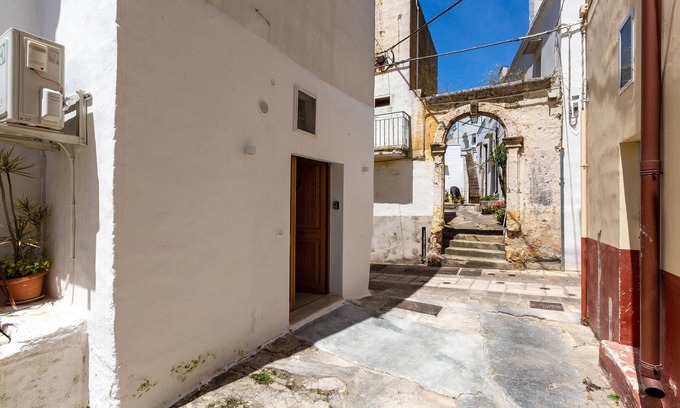 Tuglie Casa | Vico dei Mille by BarbarHouse