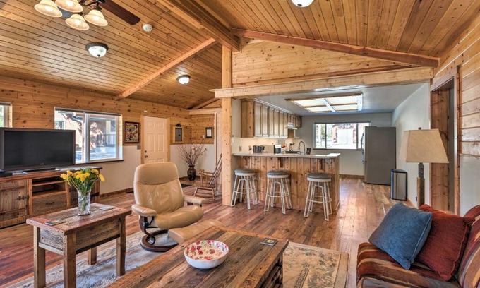 Victor Casa | Victor Woodland Cabin Retreat with Fire Pit