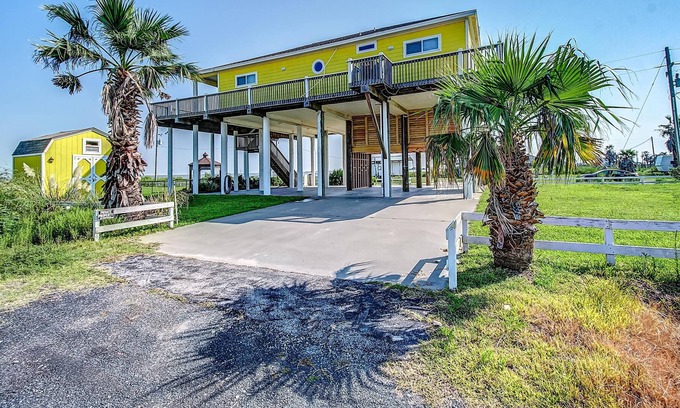 Gilchrist Casa | Victoria's Seacret Getaway -Bay side with Beautiful views of the beach and bay