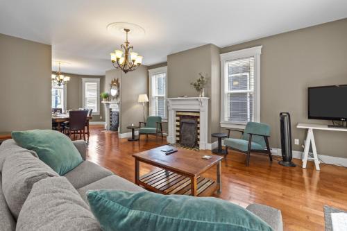 Waterford Valley Casa | Victorian 4br 25ba 2parking Near Parks & Dt