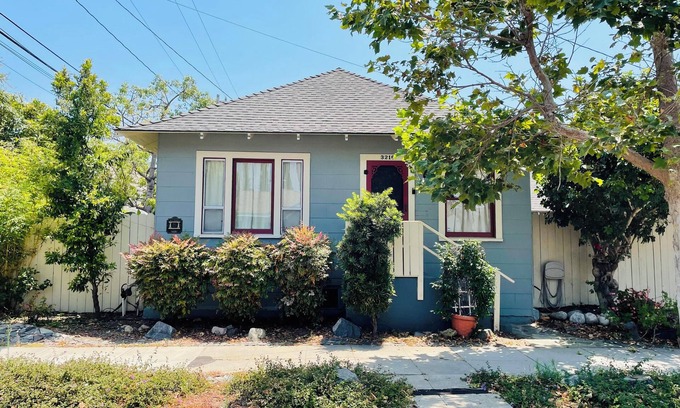 Belmont Heights Casa | Victorian Bungalow: 2 bd + parking + private garden