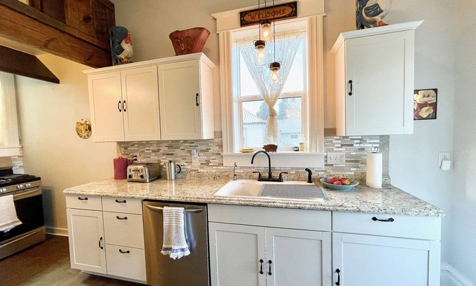 Ashton Casa | Victorian Charmer - Yellowstone, Tetons, Island Park, Jackson