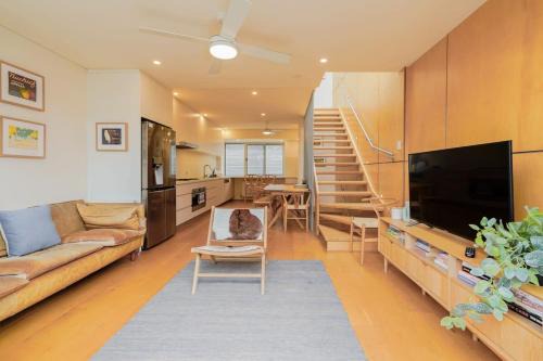 Carlton Casa | Victorian City-Fringe 3lvl Home @Carlton Lifestyle