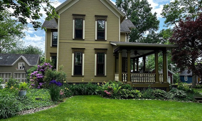 Hudson Casa | Victorian Farmhouse steps away from the best of Hudson