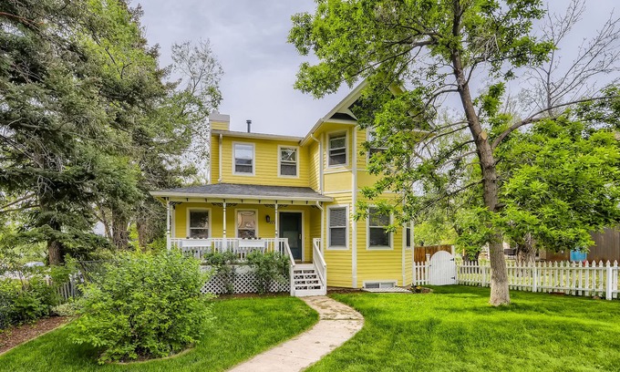 Palmer Lake Casa | Victorian Oasis In Heart of Palmer Lake