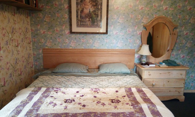 Cohoe Cama Y Desayuno | Victorian Room @ Moose Bed and Breakfast Hungry