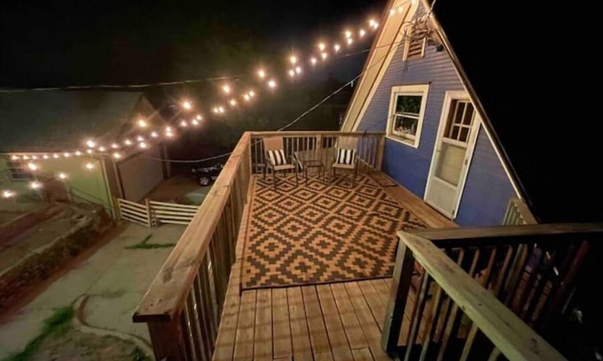 Council Bluffs Casa | Victorian’s Upper Level, with pool & backyard!