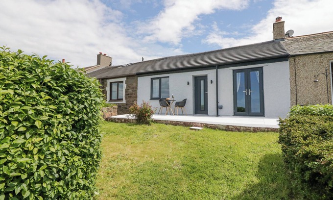 Whitehaven Cabaña | VICTRONEEN COTTAGE, pet friendly, with a garden in Whitehaven