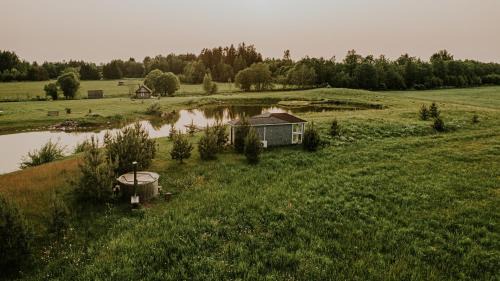 Panevezys county Apartamento | Vienkiemio oazė - Skandinaviškas namelis su vaizdu į tvenkinį