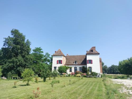 Clux-Villeneuve Cama Y Desayuno | Vieux château Saint-Claude