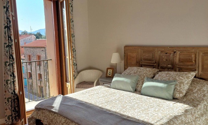 Molitg-les-Bains Apartamento | Vieux Chateau Le Casteil, one bedroom apartment in a 15th century castle fort.