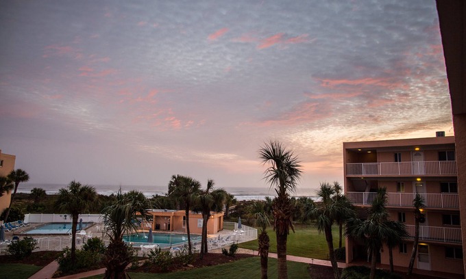 St. Augustine Beach Condominio | Extras, Extras, Extras en una vista espléndida, cómoda y conveniente del condominio ¡Gloriosa!