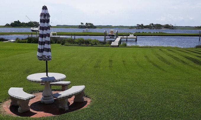Hubert Apartamento | View of intracoastal waterway with private dock and boat lift.
