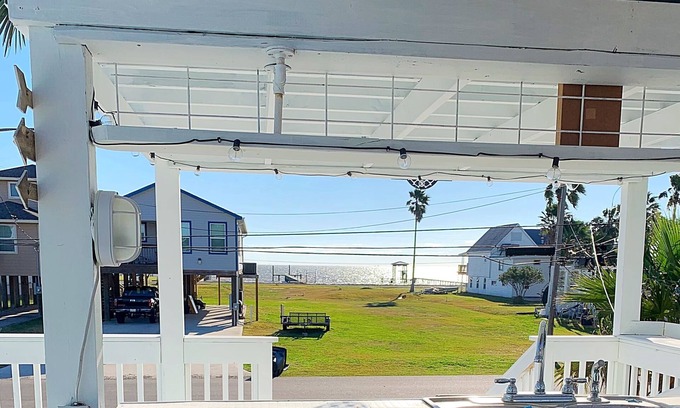 Dickinson Casa | View of the bay