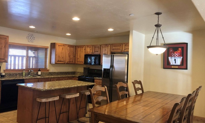 Bear Hollow Village Casa | Vista de la estación de esquí! 4bd, 3. 5bth, jacuzzi privado, garaje para 2 coches.
