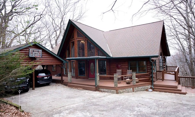 Tate Casa | "View on a Whim” Luxury Cabin with Breathtaking Views, Theatre, Hot Tubs, Hiking