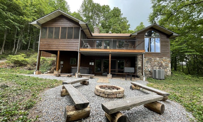 Sevierville Cabina | View Paradise of Bluff Mtn, Hot Tub, Firepit, Game Rm, Wi-Fi, 4BDR, 3BTR