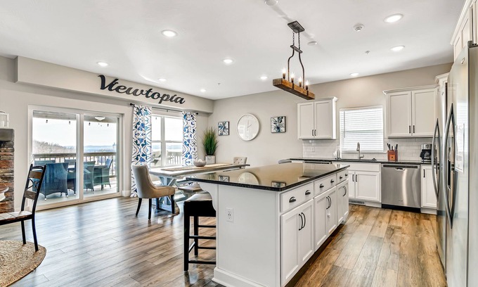 Table Rock Condominio | View Topia Vacation Home at Chateau Mountain with Pool and Tub by RedAwning