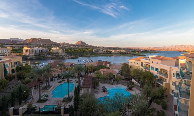 Lake Las Vegas Condominio | Nuevo listado: condominio en el último piso con excelentes vistas del lago y campo de golf