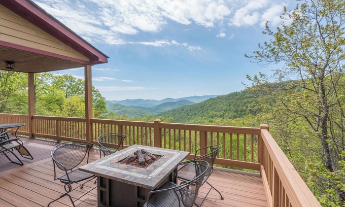Laurel Ridge Casa | Viewmont | Deck, Fire Pit & Breathtaking Mountain Views!