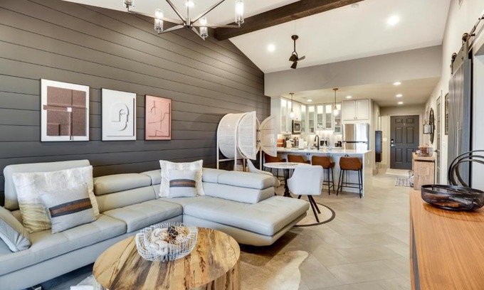 Lake Ozark Apartamento | Views and Pool Access Luxurious Lake Ozark Condo