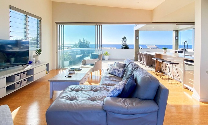 The Entrance North Casa | Views Beach, Lake & Dunes -The Entrance Nth. Enjoy hot tub & 80m stroll to beach