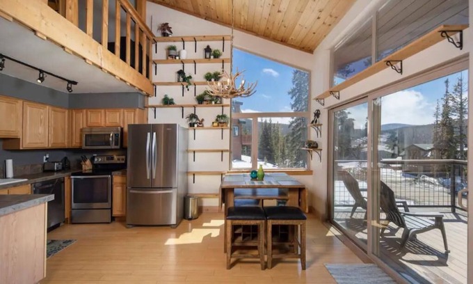 Baldy Mountain Casa | VIEWS!Early Checkin!2BR/2BA town-home.On bus route