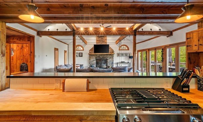 Stratton Mountain Casa | Chalet recientemente renovado con impresionantes vistas, techo abovedado, a 5 minutos de Stratton.