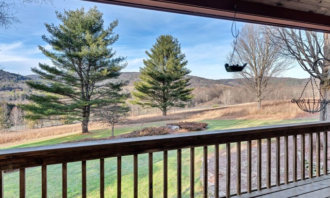 Quechee Casa | Views, Game Room/Bar, and more - beautiful 5BD/3.5BA home! Sleeps 10