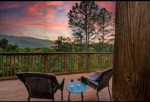 Gatlinburg - Pigeon Forge Casa | Views, Hot tub, Game Rm, arcade, 3 resort Pools, Pickleball Court, golf course