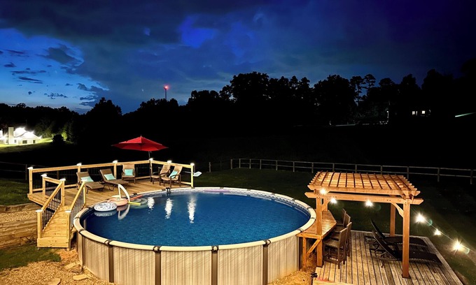 Dandridge Casa | ⛰️Views! Huge hot tub! Firepit area! 20 mins to DWood, fenced yard! Pets welcome!