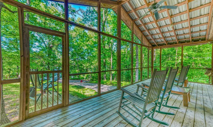 Athens Cabina | Views of Elk River with wrap-around screened porch for family time