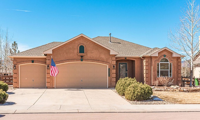 Monument Casa | Views of Pikes Peak from a Cozy Home