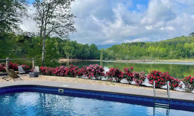 Hiawassee Casa | VIEWS & POOL! Private Cove Lake House!