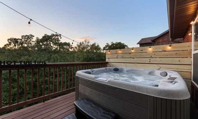Reeds Spring Cabina | Views! Priv. Hot Tub. 2 Resort Pools. Golf Resort. Sports Courts & Playgrounds.