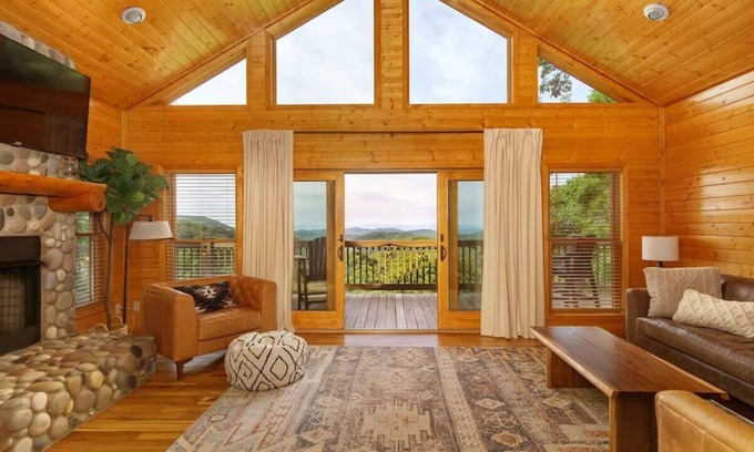 Wolf Laurel Cabina | Views~ Theater~ HotTub~ 18 Hole Golf~Hatley Pointe