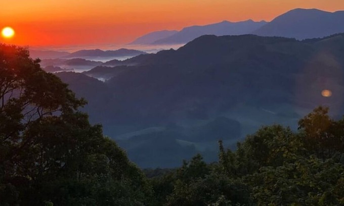 Johnson County Casa | Views, views, views! Private mtn escape with king bed.